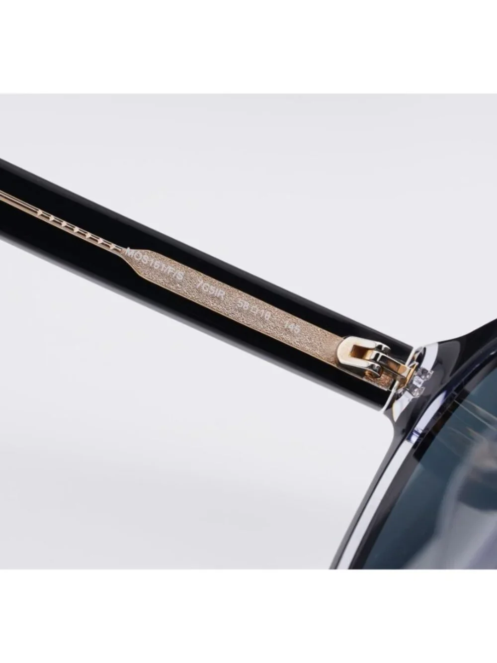 Moschino model mos151